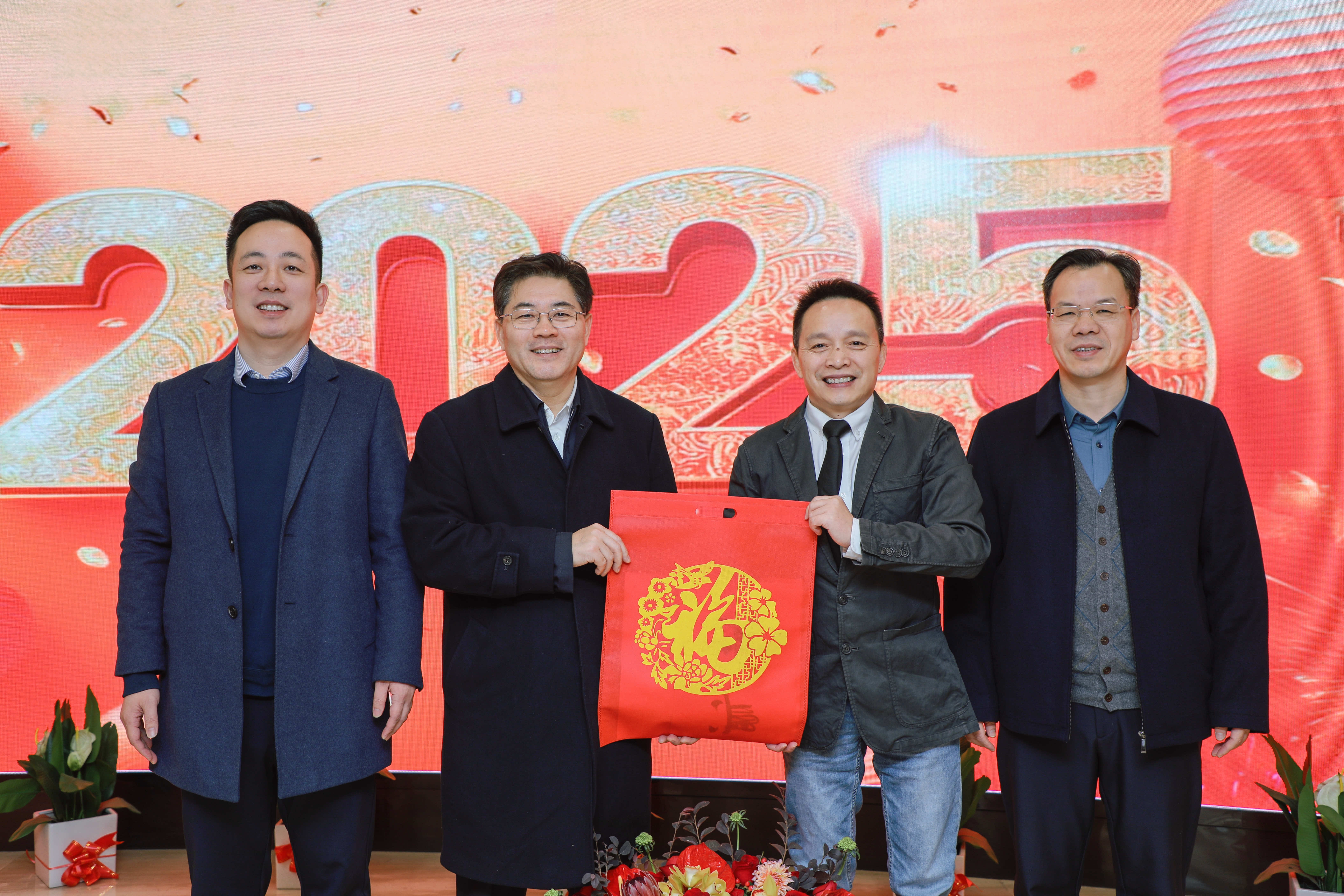 省委統戰部部長隋忠誠一行到鹽津鋪子開展春節走訪慰問 省委統戰部部長隋忠誠一行到鹽津鋪子開展春節走訪慰問